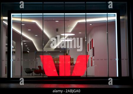 Brisbane, Queensland, Australien - 27 November 2019: Blick auf die beleuchtete Westpac logo hinter einer Glaswand in der queenstreet Mall in Brisbane. Stockfoto