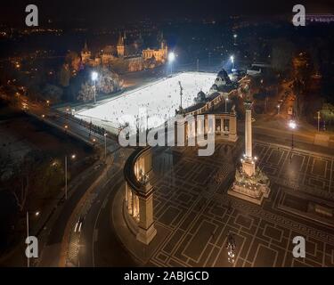 Eisbahn im Stadtpark von Budapest. famoust Sport Center neben dem Széchenyi Thermalbad. Der Heldenplatz und die Burg von Vajdahunyad Betwen. Stockfoto