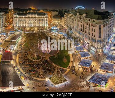 Berühmten und traditionellen Weihnachtsmarkt in Vörösmarty Platz, Budapest, Ungarn. Handgemachte Geschenke und Geschenke. Traditionelle Lebensmittel. Stockfoto