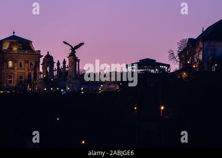 Lila Sonnenuntergang über der Burg von Buda. Inklusive Turul bird Statue und Seilbahnstation. splaendid shilouett Foto. Stockfoto