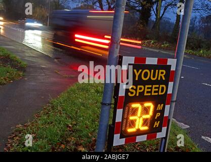 Gemeinschaft Geschwindigkeit Radar prüft, zeigt Ihre Geschwindigkeit 32 KM/H, A50, Knutsford Straße, grappenhall/Massey Bach, Warrington, Cheshire, England, Großbritannien - 30 mph Zone Stockfoto