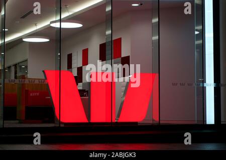 Brisbane, Queensland, Australien - 27 November 2019: Blick auf die beleuchtete Westpac logo hinter einer Glaswand in der queenstreet Mall in Brisbane. Stockfoto