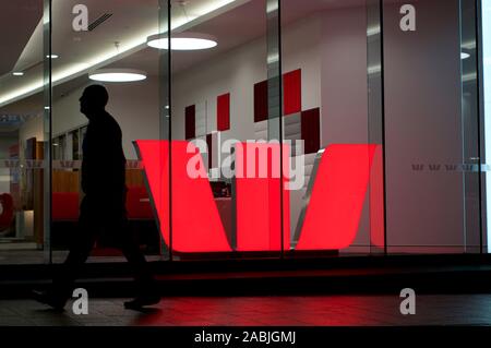 Brisbane, Queensland, Australien - 27 November 2019: Blick auf die beleuchtete Westpac logo hinter einer Glaswand in der queenstreet Mall in Brisbane, wh Stockfoto