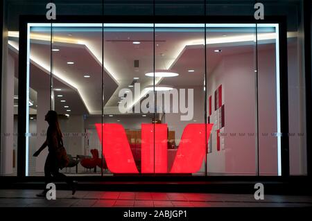 Brisbane, Queensland, Australien - 27 November 2019: Blick auf die beleuchtete Westpac logo hinter einer Glaswand in der queenstreet Mall in Brisbane, wh Stockfoto