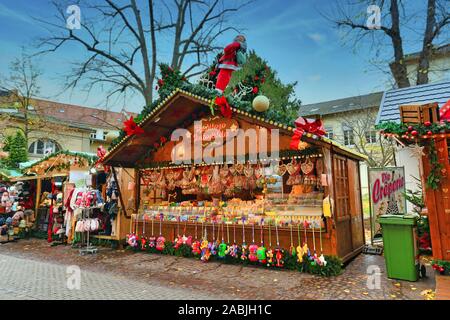 Heidelberg, Deutschland - November 2019: Umsatz stand verkaufen bunte Süßigkeiten während der traditionelle Weihnachtsmarkt in Heidelberg City Centre Stockfoto