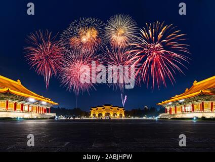 Feuerwerk feiert über der Chiang Kai-Shek Memorial Hall bei Nacht in Taipei, Taiwan Stockfoto