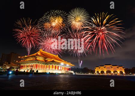 Feuerwerk feiert über der Chiang Kai-Shek Memorial Hall bei Nacht in Taipei, Taiwan Stockfoto