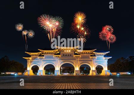 Feuerwerk feiert über der Chiang Kai-Shek Memorial Hall bei Nacht in Taipei, Taiwan Stockfoto