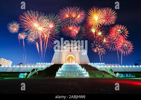 Feuerwerk feiert über der Chiang Kai-Shek Memorial Hall bei Nacht in Taipei, Taiwan Stockfoto