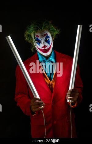 Mann verkörpert der Joker. Porträt eines Mannes im Anzug mit clown Make-up und grüne Haare. Joker cosplay. Stockfoto