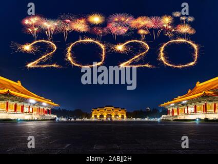 2020 Frohes neues Jahr Feuerwerk feiert über der Chiang Kai-Shek Memorial Hall bei Nacht in Taipei, Taiwan Stockfoto