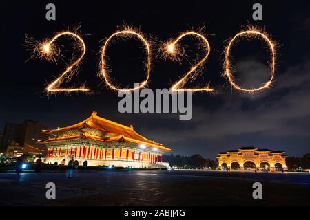 2020 Frohes neues Jahr Feuerwerk feiert über der Chiang Kai-Shek Memorial Hall bei Nacht in Taipei, Taiwan Stockfoto