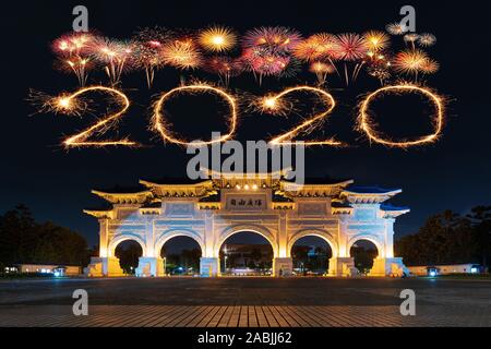 2020 Frohes neues Jahr Feuerwerk feiert über der Chiang Kai-Shek Memorial Hall bei Nacht in Taipei, Taiwan Stockfoto