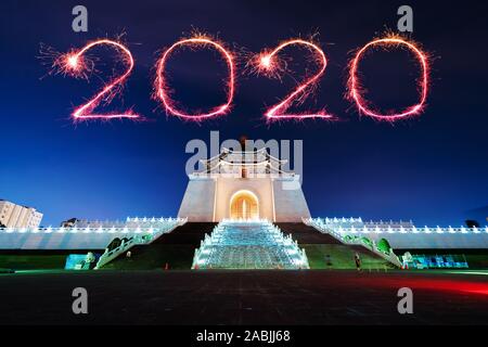 2020 Frohes neues Jahr Feuerwerk feiert über der Chiang Kai-Shek Memorial Hall bei Nacht in Taipei, Taiwan Stockfoto