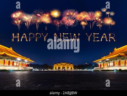 Frohes neues Jahr Feuerwerk feiert über der Chiang Kai-Shek Memorial Hall bei Nacht in Taipei, Taiwan Stockfoto