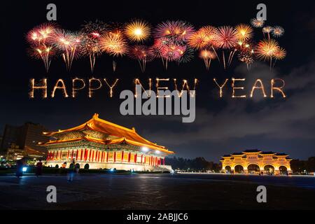 Frohes neues Jahr Feuerwerk feiert über der Chiang Kai-Shek Memorial Hall bei Nacht in Taipei, Taiwan Stockfoto