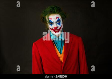 Mann verkörpert der Joker. Porträt eines Mannes im Anzug mit clown Make-up und grüne Haare. Stockfoto