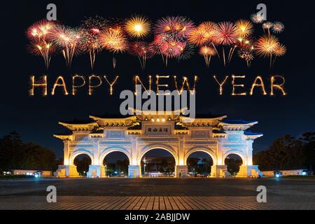 Frohes neues Jahr Feuerwerk feiert über der Chiang Kai-Shek Memorial Hall bei Nacht in Taipei, Taiwan Stockfoto