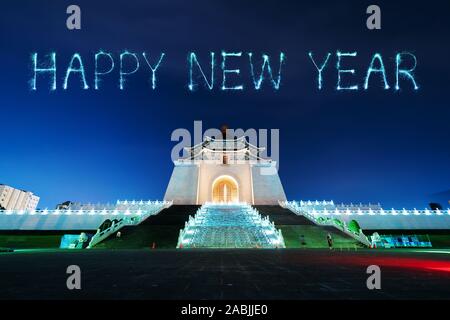 Frohes neues Jahr Feuerwerk feiert über der Chiang Kai-Shek Memorial Hall bei Nacht in Taipei, Taiwan Stockfoto