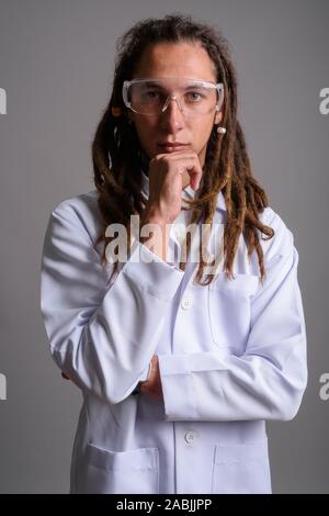 Junger Mann Arzt mit Dreadlocks tragen Schutzbrille agai Stockfoto