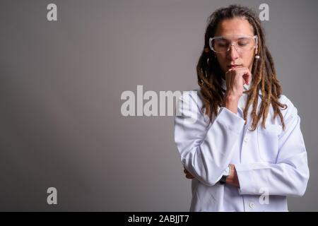 Junger Mann Arzt mit Dreadlocks tragen Schutzbrille agai Stockfoto