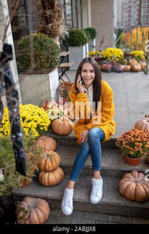 Positiv glückliche Frau, ein Handy an ihr Ohr Stockfoto