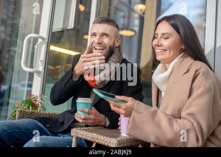 Freudige freuen Paar ihre gemeinsamen Fruehstueck Stockfoto