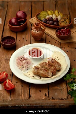 Lule Kebab mit Zwiebel und Ketchup Stockfoto