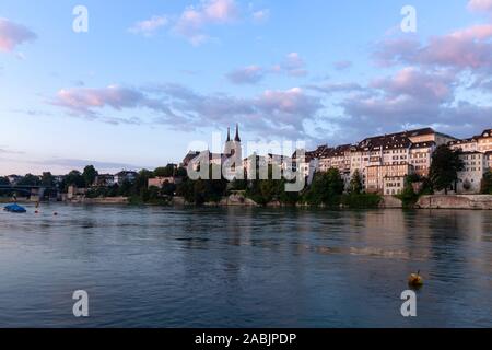 Schweiz, Basel, Oberer Rheinweg, 3. August 2019. Blick über den Rhein auf die Silhouette der Altstadt von Basel bei Sonnenaufgang. Stockfoto