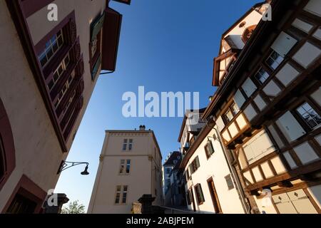 Schweiz, Basel, Rheinsprung, 3. August 2019. Blick auf eine schmale Straße, die zu der Basler Münster neben mittelalterlichen Gitter Häuser. Stockfoto