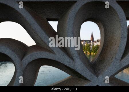 Schweiz, Basel, Mittlere Brücke, 3. August 2019. Blick auf das Basler Münster und der Rhein durch eine Schleife Lücke in der Brücke Geländer Stockfoto