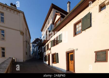 Schweiz, Basel, Rheinsprung, 3. August 2019. Blick auf eine schmale Straße, die zu der Basler Münster neben mittelalterlichen Gitter Häuser. Stockfoto