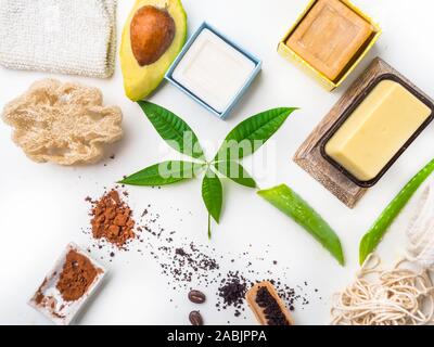 Produkte für Wellness, Körperpflege, Schutz der Haut Öl Ausgewogenheit, Frische. Peeling mit natürlichen Zutaten Avocado, Aloe vera, Kaffee Peeling Stockfoto