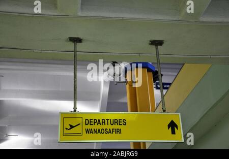 Alte Abfahrt schild in Englisch und Swahili an Internationalen Flughafen Mombasa (MOI), Kenia Stockfoto