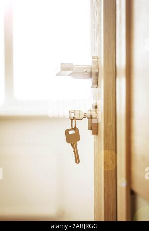 Türschloss, Tür offen Vor unscharfen Hintergrund. Stockfoto