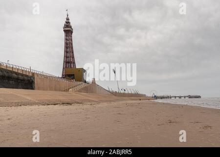 Blackpool, England, Großbritannien - 28 April, 2019: Blick vom Strand in Richtung Blackpool Tower und dem Central Pier Stockfoto