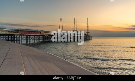 Blackpool, England, Großbritannien - 29 April, 2019: Abend Licht über dem South Pier Stockfoto