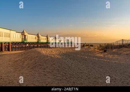 St Anne's, Lancashire, England, Großbritannien - 29 April, 2019: Blick auf den Strand, St. Anne's Pier und die Überreste der Landung Jetty Stockfoto