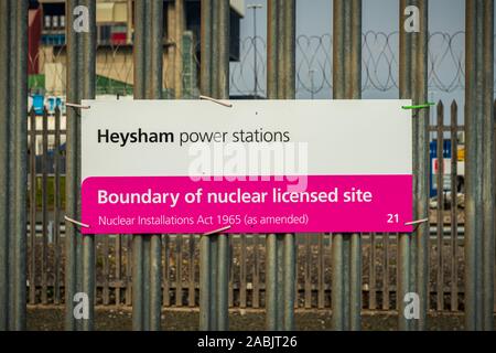 Heysham, Lancashire, England, Großbritannien - 30 April, 2019: am Zaun von Heysham Kernkraftwerk - heysham Kraftwerke, Begrenzung der nuklearen li Zeichen Stockfoto