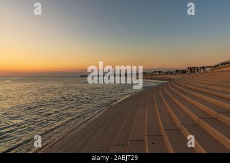 Blackpool, England, Großbritannien - 29 April, 2019: Abendlicht über Blackpool, aus dem South Pier gesehen, Blick nach Norden in Richtung Central Pier und den Turm Stockfoto