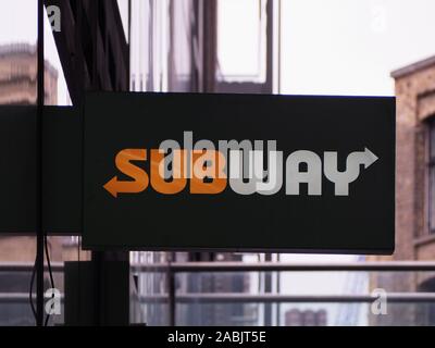 LONDON, GROSSBRITANNIEN - ca. September 2019: U-Schild Stockfoto