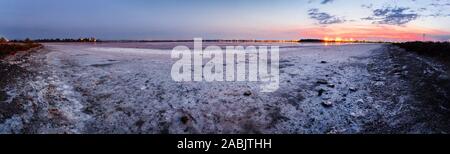 Aliki Salt Lake auf dem Hintergrund der Flughafen Larnaca. Am frühen Morgen. Panorama. Zypern Stockfoto