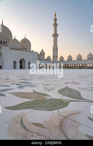 Ein leerer Platz der Abu Dhabi Grand Mosque bei Sonnenuntergang. Stockfoto