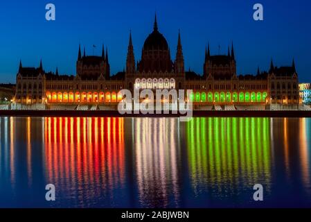 Das ungarische Parlament hell mit den nationalen Farben. Stockfoto