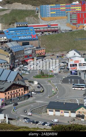 El Pas de la Casa is a modern town on the gentle slopes in Andorra Stockfoto
