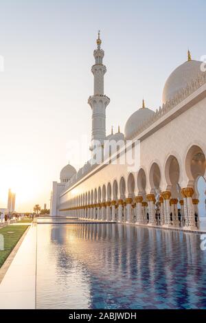 Sonnenuntergang in der Scheich Zayed bin Sultan Al Nahyan Moschee in Abu Dhabi. Stockfoto