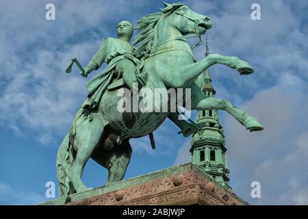 Statue von Bischof Absalon, dem legendären Gründer von Kopenhagen, auf højbro Plads (Hohe Brücke) Zentrum von Kopenhagen Stockfoto