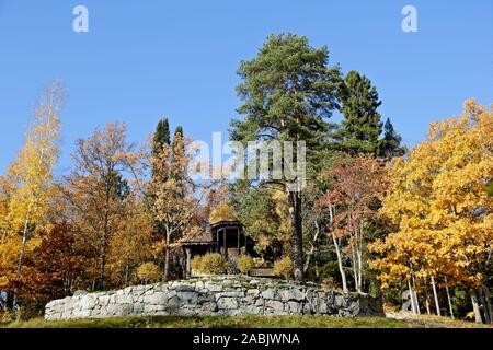 Einen kleinen Pavillon versteckt unter Bäumen hoch in einem Hügel auf einem herbstlichen Tag Stockfoto