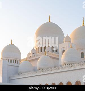 Blick auf die Kuppeln und Türme der Abu Dhabi Grand Mosque. Stockfoto