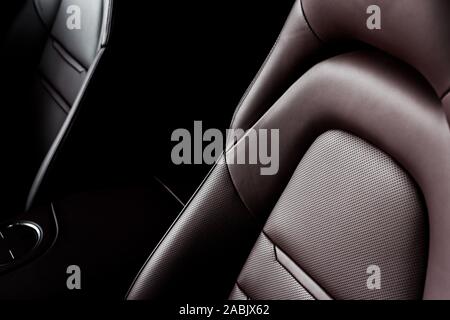 Kiew, Ukraine - OKTOBER 7, 2019: Braun und Leder Auto sitze in Luxus porshe Stockfoto